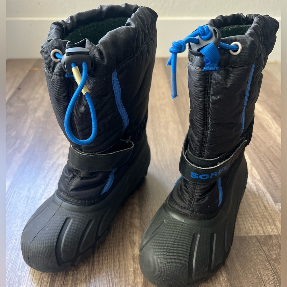 Sorel Boys Size 2 Black Blue Snow Boots EUC - Picture 2 of 11